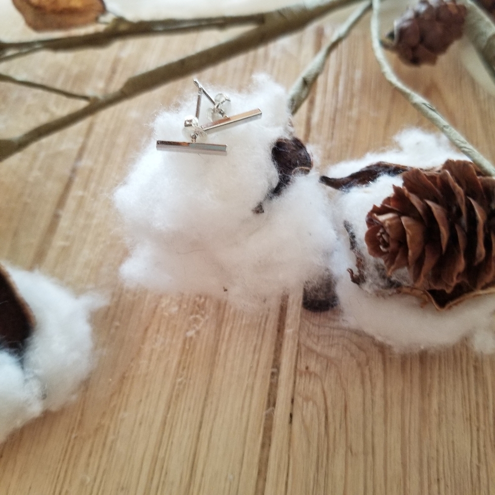 Adorable Dainty SILVER plated Bar earrings - Picture 4 of 8